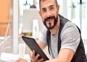 Chico estudiando online desde México